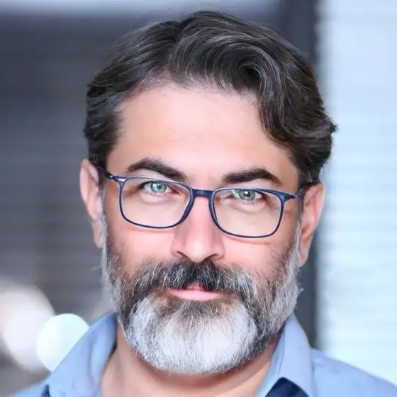 پارسا پیروزفر